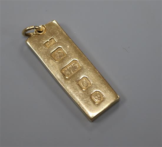 A 1970s 9ct gold ingot pendant, 43mm.